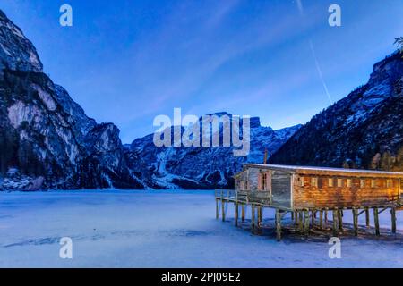 Prags See, Lago di Lake Prags, gefrorener Bergsee im Winter, Prags See, Südtirol, Italien Stockfoto