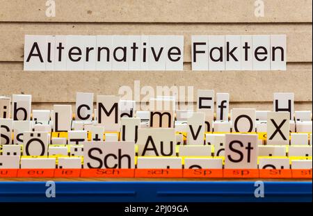 Alternative Fakten, ein anderes Wort für die Verdrehung der Wahrheit, geschrieben mit einem Briefkasten, Studioaufnahme, Deutschland Stockfoto