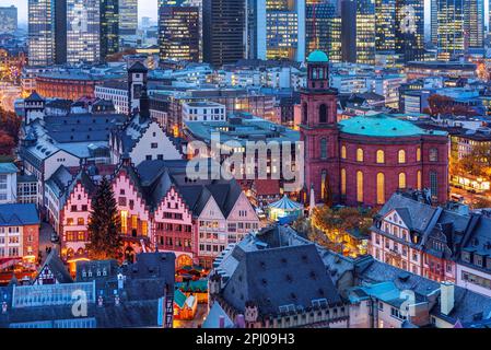 Blick auf die Stadt, Wolkenkratzer am Abend, Bankenviertel, Römer und Paulskirche, Frankfurt am Main, Hessen, Deutschland Stockfoto