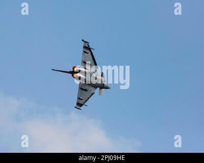 Eurofighter EF2000 Taifun der Deutschen Streitkräfte, Flugdemonstration des Militärflugzeugs, Internationale Luftausstellung ILA Berlin Stockfoto