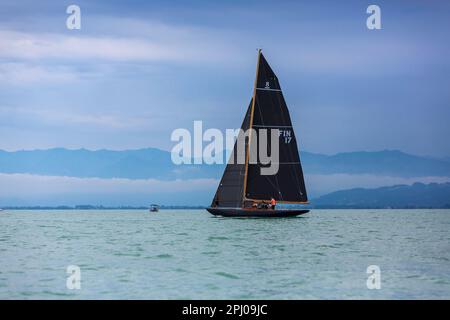 Segeln auf dem Bodensee, Weltmeisterschaft von 8mR Yachten, die historische 8-Meter-Klasse gilt als die schönste und größte Bootsklasse Stockfoto