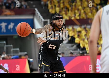 Taiyuan, Chinas Provinz Shanxi. 30. März 2023. Eric Moreland von Liaoning Flying Leopards gibt den Ball während des Spiels in der 40. Runde zwischen Shanxi Loongs und Liaoning Flying Leopards in der Saison 2022-2023 der Liga der Chinese Basketball Association (CBA) in Taiyuan, der Hauptstadt der nordchinesischen Provinz Shanxi, am 30. März 2023 ab. Kredit: Zhan Yan/Xinhua/Alamy Live News Stockfoto