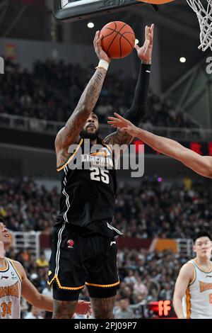 Taiyuan, Chinas Provinz Shanxi. 30. März 2023. Eric Moreland von Liaoning Flying Leopards holt sich einen Korb während des Spiels von Shanxi Loongs und Liaoning Flying Leopards in der Saison 2022-2023 der Liga der Chinese Basketball Association (CBA) in Taiyuan, Hauptstadt der nordchinesischen Provinz Shanxi, am 30. März 40. 2023. Kredit: Zhan Yan/Xinhua/Alamy Live News Stockfoto