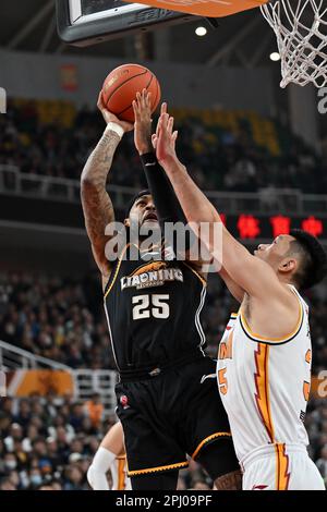 Taiyuan, Chinas Provinz Shanxi. 30. März 2023. Eric Moreland (L) von Liaoning Flying Leopards holt sich einen Korb während des 40. Rennens zwischen Shanxi Loongs und Liaoning Flying Leopards in der 2022-2023. Saison der Liga der Chinese Basketball Association (CBA) in Taiyuan, Hauptstadt der nordchinesischen Provinz Shanxi, am 30. März 2023. Kredit: Zhan Yan/Xinhua/Alamy Live News Stockfoto