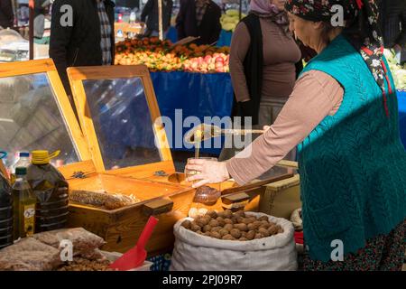 Bauernmarkt in Manavgat, eine Frau, die Honig verkauft, Antalya, Türkei Stockfoto