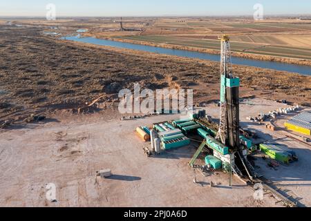Loving, New Mexico, eine Ölbohrinsel am Pecos River im Permian Basin. Das permische Becken ist ein großes Öl- und Gasfördergebiet im Westen Stockfoto