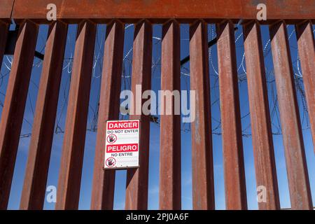 Agua Prieta, Mexiko, der Grenzzaun zwischen den USA und Mexiko, der Agua Prieta von Douglas, Arizona, trennt. Ein Schild „nicht betreten“ und Stacheldraht schmücken den Zaun Stockfoto