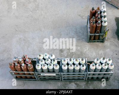 Stapel Schweißgasflaschen, Baustelle in Friedrichshain, Berlin Stockfoto