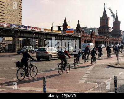 Radfahrer im Verkehr, Oberbaumbrücke, Friedrichshain-Kreuzberg, Berlin, Deutschland Stockfoto