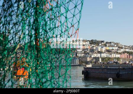 Blick auf Brixham vom Heck eines Küstenschleppnetzfischers mit Schleppnetz im Vordergrund. Brixham Devon UK GB Stockfoto