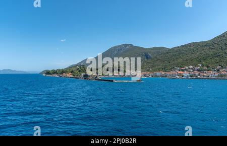 Eine wunderschöne Aufnahme der sonnigen Küstenstadt Orebic auf der Halbinsel Peljesac in Kroatien Stockfoto