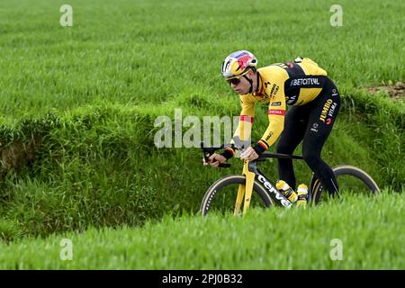 Oudenaarde, Belgien. 30. März 2023. Belgische Wout van Aert vom Team Jumbo-Visma in Aktion während der Vorbereitungen mehrerer Teams auf der Rennstrecke vor dem Radrennen Ronde van Vlaanderen/Tour des Flandres/Tour of Flanders am Donnerstag, den 30. März 2023. Die 107. Ausgabe des Radrennen findet am Sonntag, den 02. April, statt. BELGA PHOTO DIRK WAEM Credit: Belga News Agency/Alamy Live News Stockfoto