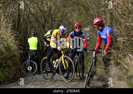 Oudenaarde, Belgien. 30. März 2023. Belgische Wout van Aert vom Team Jumbo-Visma in Aktion während der Vorbereitungen mehrerer Teams auf der Rennstrecke vor dem Radrennen Ronde van Vlaanderen/Tour des Flandres/Tour of Flanders am Donnerstag, den 30. März 2023. Die 107. Ausgabe des Radrennen findet am Sonntag, den 02. April, statt. BELGA PHOTO DIRK WAEM Credit: Belga News Agency/Alamy Live News Stockfoto