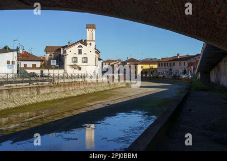 Gaggiano, Provinz Mailand, Lombardei, Italien, von einer Brücke über den Naviglio Grande aus gesehen Stockfoto