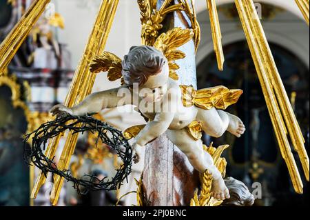 Engel mit Dornenkrone, Wallfahrtskirche des ehemaligen Heiligkreuz-Klosters von 1715, Kempten, Allgaeu, Bayern Stockfoto