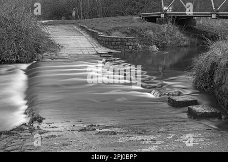 Schwarzweiß-Langzeitbelichtung, Weir Dandy Brook Preston Lancashire Stockfoto