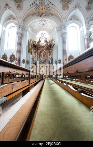 Seitenansicht der historischen Pfarrkirche St. Andreas, Nesselwang, Allgaeu, Bayern, Deutschland Stockfoto