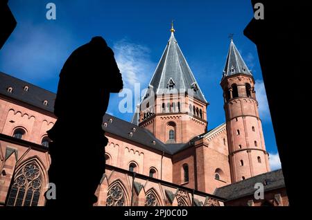 Die hohe Kathedrale von St. Martin in Mainz, Blick vom Kloster, Rheinland-Pfalz, Deutschland Stockfoto