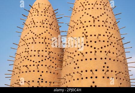 Nahaufnahme von zwei der Taubentürme, Katara Kulturdorf, Doha, Katar Stockfoto