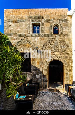 Ältestes Kapitänshaus in den verwinkelten Straßen mit weißen Häusern, Lindos, Rhodos, Griechenland, Griechenland Stockfoto