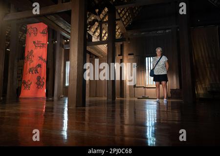 Im Inneren Ban Kamthieng, Kamthieng House, traditionelles Haus aus dem 19. Jahrhundert an der Soi 21 (Asoke), früher am Ufer von Mae Nam Ping, Chiang Mai gelegen. Stockfoto