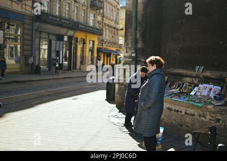 30. März 2023, Lemberg, Oblast Lemberg, Ukraine: Eine ältere Frau in den Straßen von Lemberg. Das tägliche Leben in Lemberg, einer Stadt im Westen der Ukraine. Seit Beginn der russischen Invasion im Februar 2022 ist Lemberg besonders verschont geblieben. (Kreditbild: © Adrien Fillon/ZUMA Press Wire) NUR REDAKTIONELLE VERWENDUNG! Nicht für den kommerziellen GEBRAUCH! Stockfoto