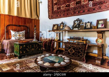 Ältestes Kapitänshaus in den verwinkelten Straßen mit weißen Häusern, Lindos, Rhodos, Griechenland, Griechenland Stockfoto