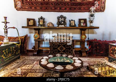 Ältestes Kapitänshaus in den verwinkelten Straßen mit weißen Häusern, Lindos, Rhodos, Griechenland, Griechenland Stockfoto