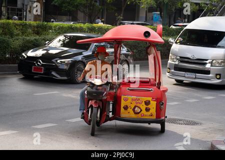 Motorrad- und Beiwagen-Eisverkäufer auf den Straßen von Sukhumvit, Bangkok, Thailand. Stockfoto