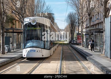 Le Tramway de Marseille est un symbole emblématique de la ville phocéenne, Offrant aux habitants et aux visiteurs un moyen agréable de déplacement. Stockfoto