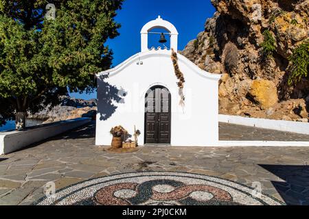 St. Pauls Bay in Lindos mit Kapelle, Rhodos, Griechenland Stockfoto