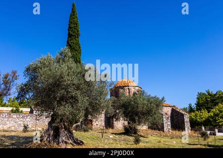 Moni Thari Kloster in der Nähe von Laerma aus dem 12. Jahrhundert, dem St. Michael, eine der wichtigsten religiösen Stätten auf Rhodos, Griechenland Stockfoto