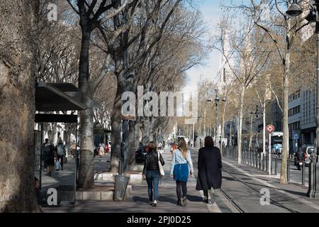 Le Tramway de Marseille est un symbole emblématique de la ville phocéenne, Offrant aux habitants et aux visiteurs un moyen agréable de déplacement. Stockfoto