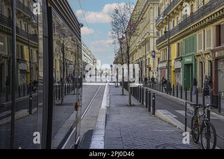 Le Tramway de Marseille est un symbole emblématique de la ville phocéenne, Offrant aux habitants et aux visiteurs un moyen agréable de déplacement. Stockfoto