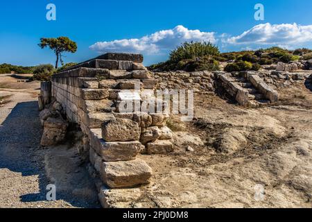 Stoa auf der Akropolis erstreckt sich das antike Kamiros über drei Ebenen, das 6. Jahrhundert v. Chr., in der Antike, eine der drei mächtigsten Städte Stockfoto