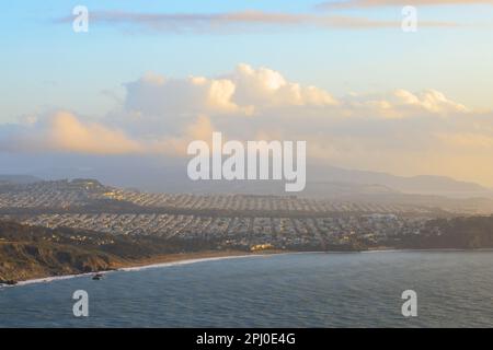 Der Sonnenuntergang scheint über Reihen von Häusern in der Wohngegend der Küste von San Francisco Stockfoto