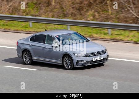 2022 mm (22") Platte VW PASSAT R-LINE TDI S-A DSG 1968cc Diesel 7-Gang-Halbautomatik Stockfoto