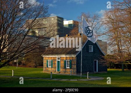 Krupp vor dem Hauptgebäude Q1 der Unternehmenszentrale von ThyssenKrupp, Essen, Ruhrgebiet, Nordrhein-Westfalen Stockfoto