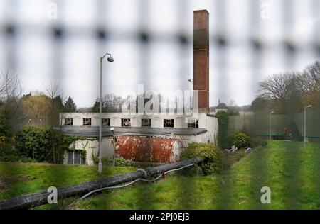 Ein Blick auf HMP Northeye in Bexhill-on-Sea, East Sussex, einer der möglichen Orte, die für die Unterbringung von Asylbewerbern genutzt werden, die nach Großbritannien kommen. Die Minister haben Pläne enthüllt, Asylbewerber trotz rechtlicher Drohungen von lokalen Konservativen in stillgelegten Militärstützpunkten unterzubringen, um ihren "lebenswichtigen Lebensbedürfnissen und mehr" gerecht zu werden. Bis zu 3.700 Personen werden in RAF Wethersfield in Essex und RAF Scampton in Lincolnshire untergebracht, weitere 1.200 Personen werden in Northeye in East Sussex untergebracht. Foto: Donnerstag, 30. März 2023. Stockfoto