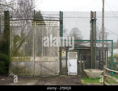 Ein Blick auf HMP Northeye in Bexhill-on-Sea, East Sussex, einer der möglichen Orte, die für die Unterbringung von Asylbewerbern genutzt werden, die nach Großbritannien kommen. Die Minister haben Pläne enthüllt, Asylbewerber trotz rechtlicher Drohungen von lokalen Konservativen in stillgelegten Militärstützpunkten unterzubringen, um ihren "lebenswichtigen Lebensbedürfnissen und mehr" gerecht zu werden. Bis zu 3.700 Personen werden in RAF Wethersfield in Essex und RAF Scampton in Lincolnshire untergebracht, weitere 1.200 Personen werden in Northeye in East Sussex untergebracht. Foto: Donnerstag, 30. März 2023. Stockfoto