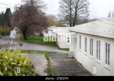 Ein Blick auf HMP Northeye in Bexhill-on-Sea, East Sussex, einer der möglichen Orte, die für die Unterbringung von Asylbewerbern genutzt werden, die nach Großbritannien kommen. Die Minister haben Pläne enthüllt, Asylbewerber trotz rechtlicher Drohungen von lokalen Konservativen in stillgelegten Militärstützpunkten unterzubringen, um ihren "lebenswichtigen Lebensbedürfnissen und mehr" gerecht zu werden. Bis zu 3.700 Personen werden in RAF Wethersfield in Essex und RAF Scampton in Lincolnshire untergebracht, weitere 1.200 Personen werden in Northeye in East Sussex untergebracht. Foto: Donnerstag, 30. März 2023. Stockfoto