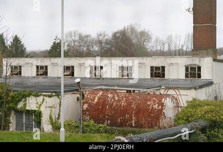 Ein Blick auf HMP Northeye in Bexhill-on-Sea, East Sussex, einer der möglichen Orte, die für die Unterbringung von Asylbewerbern genutzt werden, die nach Großbritannien kommen. Die Minister haben Pläne enthüllt, Asylbewerber trotz rechtlicher Drohungen von lokalen Konservativen in stillgelegten Militärstützpunkten unterzubringen, um ihren "lebenswichtigen Lebensbedürfnissen und mehr" gerecht zu werden. Bis zu 3.700 Personen werden in RAF Wethersfield in Essex und RAF Scampton in Lincolnshire untergebracht, weitere 1.200 Personen werden in Northeye in East Sussex untergebracht. Foto: Donnerstag, 30. März 2023. Stockfoto