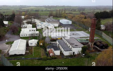 Ein Blick auf HMP Northeye in Bexhill-on-Sea, East Sussex, einer der möglichen Orte, die für die Unterbringung von Asylbewerbern genutzt werden, die nach Großbritannien kommen. Die Minister haben Pläne enthüllt, Asylbewerber trotz rechtlicher Drohungen von lokalen Konservativen in stillgelegten Militärstützpunkten unterzubringen, um ihren "lebenswichtigen Lebensbedürfnissen und mehr" gerecht zu werden. Bis zu 3.700 Personen werden in RAF Wethersfield in Essex und RAF Scampton in Lincolnshire untergebracht, weitere 1.200 Personen werden in Northeye in East Sussex untergebracht. Foto: Donnerstag, 30. März 2023. Stockfoto