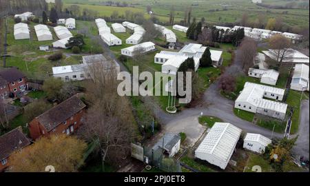 Ein Blick auf HMP Northeye in Bexhill-on-Sea, East Sussex, einer der möglichen Orte, die für die Unterbringung von Asylbewerbern genutzt werden, die nach Großbritannien kommen. Die Minister haben Pläne enthüllt, Asylbewerber trotz rechtlicher Drohungen von lokalen Konservativen in stillgelegten Militärstützpunkten unterzubringen, um ihren "lebenswichtigen Lebensbedürfnissen und mehr" gerecht zu werden. Bis zu 3.700 Personen werden in RAF Wethersfield in Essex und RAF Scampton in Lincolnshire untergebracht, weitere 1.200 Personen werden in Northeye in East Sussex untergebracht. Foto: Donnerstag, 30. März 2023. Stockfoto