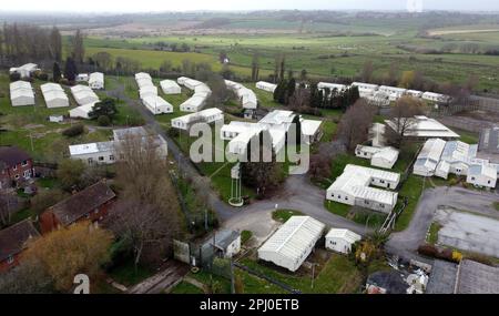 Ein Blick auf HMP Northeye in Bexhill-on-Sea, East Sussex, einer der möglichen Orte, die für die Unterbringung von Asylbewerbern genutzt werden, die nach Großbritannien kommen. Die Minister haben Pläne enthüllt, Asylbewerber trotz rechtlicher Drohungen von lokalen Konservativen in stillgelegten Militärstützpunkten unterzubringen, um ihren "lebenswichtigen Lebensbedürfnissen und mehr" gerecht zu werden. Bis zu 3.700 Personen werden in RAF Wethersfield in Essex und RAF Scampton in Lincolnshire untergebracht, weitere 1.200 Personen werden in Northeye in East Sussex untergebracht. Foto: Donnerstag, 30. März 2023. Stockfoto