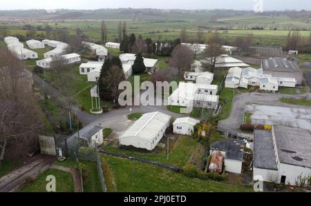 Ein Blick auf HMP Northeye in Bexhill-on-Sea, East Sussex, einer der möglichen Orte, die für die Unterbringung von Asylbewerbern genutzt werden, die nach Großbritannien kommen. Die Minister haben Pläne enthüllt, Asylbewerber trotz rechtlicher Drohungen von lokalen Konservativen in stillgelegten Militärstützpunkten unterzubringen, um ihren "lebenswichtigen Lebensbedürfnissen und mehr" gerecht zu werden. Bis zu 3.700 Personen werden in RAF Wethersfield in Essex und RAF Scampton in Lincolnshire untergebracht, weitere 1.200 Personen werden in Northeye in East Sussex untergebracht. Foto: Donnerstag, 30. März 2023. Stockfoto