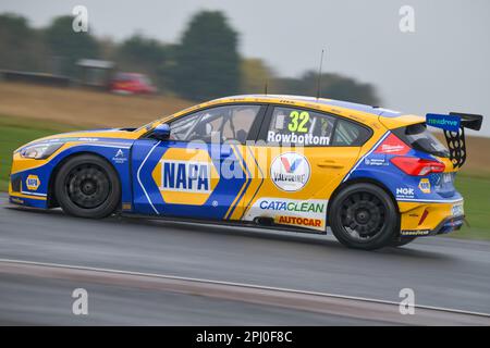 NAPA Racing UK, BTCC, British Touring Car 2023, Dan Rowbottom, Nummer 32, Croft Racing Circuit in the Wet Stockfoto