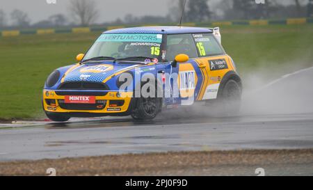 Mini Challenge Trophy 2023, Napa Racing UK, Croft Track, Cameron Richardson, Nummer 15 Stockfoto