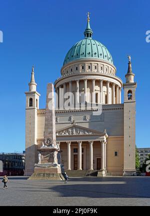 Obelisk vor St. Nicholas-Kirche, Kuppel, am Alten Markt, Potsdam, Brandenburg, Deutschland Stockfoto