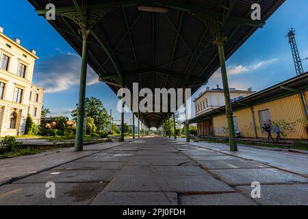 Breslau, Polen - Juni 2022: Symmetrischer Blick auf die alte Plattform des alten Bahnhofs Świebodzki an einem sonnigen Nachmittag Stockfoto